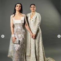 Saat menghadiri peluncuran Pusat Budaya Nita Mukesh Ambani, Kajol dan putrinya Nysa Devgan kompak memakai busana berwarna ivory dengan sentuhan silver. Foto: Dok. Getty Images, Instagram @Aastha Sharma
