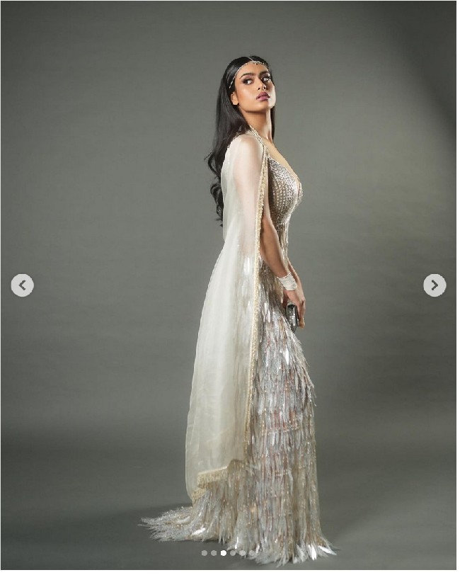 Namun dalam sebuah wawancara Kajol membantah putrinya operasi plastik. Kajol menegaskan Nysa Devgan kini tampil memesona karena perawatan kulit yang dilakukannya. Sang anak juga rajin berolahraga. Foto: Dok. Getty Images, Instagram @Aastha Sharma