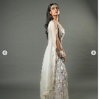 Namun dalam sebuah wawancara Kajol membantah putrinya operasi plastik. Kajol menegaskan Nysa Devgan kini tampil memesona karena perawatan kulit yang dilakukannya. Sang anak juga rajin berolahraga. Foto: Dok. Getty Images, Instagram @Aastha Sharma