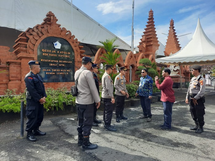 Kapolresta Denpasar melakukan pengecekan pengamanan di gereja saat ibadah Jumat Agung, Jumat (7/4/2023). (Dok. Polresta Denpasar)