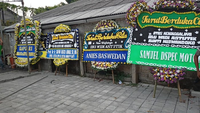 Karangan bunga di rumah duka istri Wakapolri Komjen Gatot Eddy