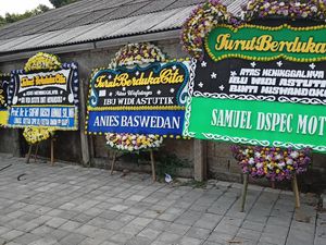 Karangan Bunga Kapolri hingga Jokowi Berjejer di Rumah Duka Istri Wakapolri
