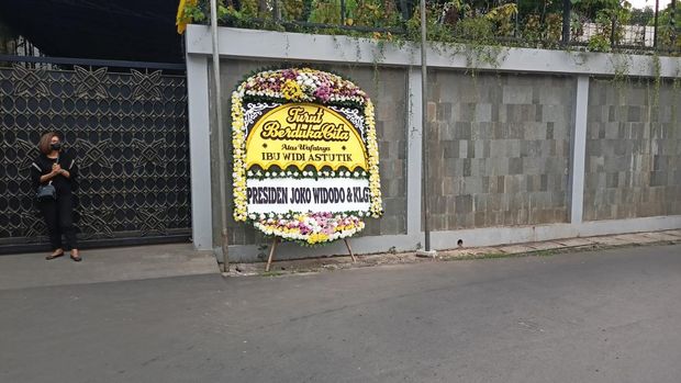 Karangan bunga di rumah duka istri Wakapolri Komjen Gatot Eddy