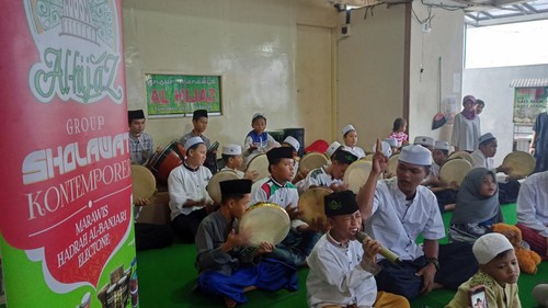 Pementasan kelompok musik Islami, Al Hijaz, yang meramaikan suasana perayaan Ramadan 2023 dengan kegiatan Ngabuburit Bareng Al Hijaz di Banjar Tunggal Sari, Desa Dauh Peken, pada Jumat (7/4/2023).