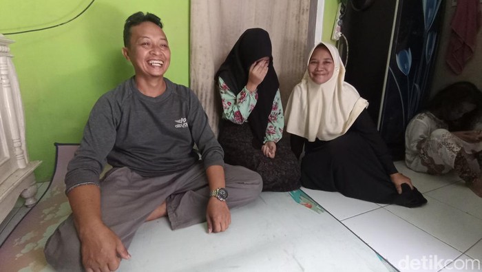 Keluarga Rochmat Syafii mengaku lega lepas dari teror bujang lapuk yang mengincar anak gadisnya.