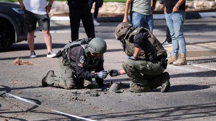 The remains of a rocket is seen stuck in the ground outside a damaged building of a bank, following incoming rockets from Lebanon to Israel in Shlomi, northern Israel April 6, 2023. REUTERS/Fadi Amun ISRAEL OUT. NO COMMERCIAL OR EDITORIAL SALES IN ISRAEL. NO RESALES. NO ARCHIVES