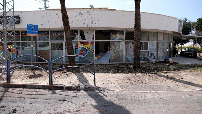 Kerusakan di Shlomi Israel Gegara Roket dari Libanon The remains of a rocket is seen stuck in the ground outside a damaged building of a bank, following incoming rockets from Lebanon to Israel in Shlomi, northern Israel April 6, 2023. REUTERS/Fadi Amun ISRAEL OUT. NO COMMERCIAL OR EDITORIAL SALES IN ISRAEL. NO RESALES. NO ARCHIVES