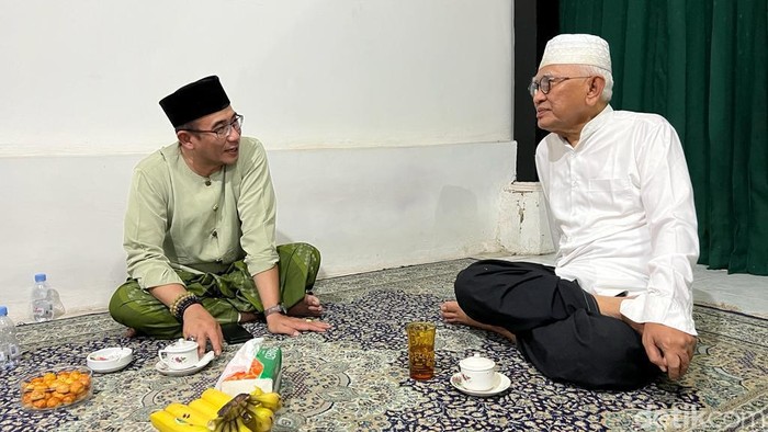 Ketua Komisi Pemilihan Umum (KPU) RI Hasyim Asy’ari mengunjungi kediaman Gus Mus di Rembang, Jumat (7/4/2023).