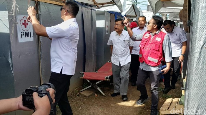 Ketua PMI Jusuf Kalla tinjau pelayanan untuk penyintas gempa di Kabupaten Cianjur, Jumat (7/4/2023).