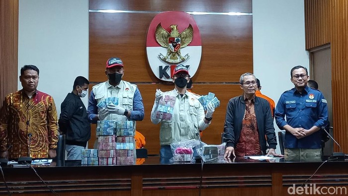KPK memamerkan barang bukti OTT Bupati Kepulauan Meranti M Adil.