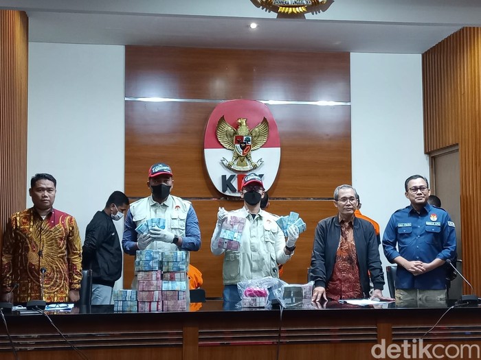 KPK memamerkan barang bukti OTT Bupati Kepulauan Meranti M Adil.