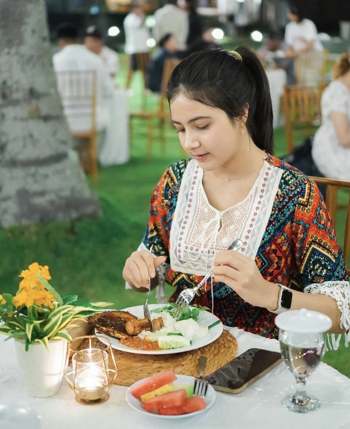Kulineran Selebgram Cantik Bulan Sutena yang Disukai Maia Estianty Kulineran Selebgram Cantik Bulan Sutena yang Disukai Maia Estianty