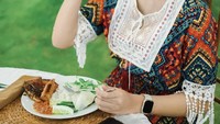 Hadir di sebuah acara pertemuan, Bulan asyik makan siang dengan menu nasi putih, aneka daging panggang, lalapan serta sambal. Foto: Instagram @bulansutena