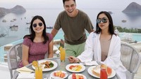 Ke Labuan Bajo, Bulan bertemu dengan Baim Wong, mereka pun sarapan bersama dengan pemandangan pantai Labuan Bajo yang keren. Foto: Instagram @bulansutena