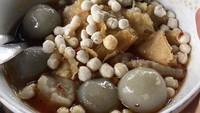  Mengaku terlalu sering makan, dirinya unggah foto bakso aci dengan pilus dan siomay goreng yang banyak. Foto: Instagram @bulansutena