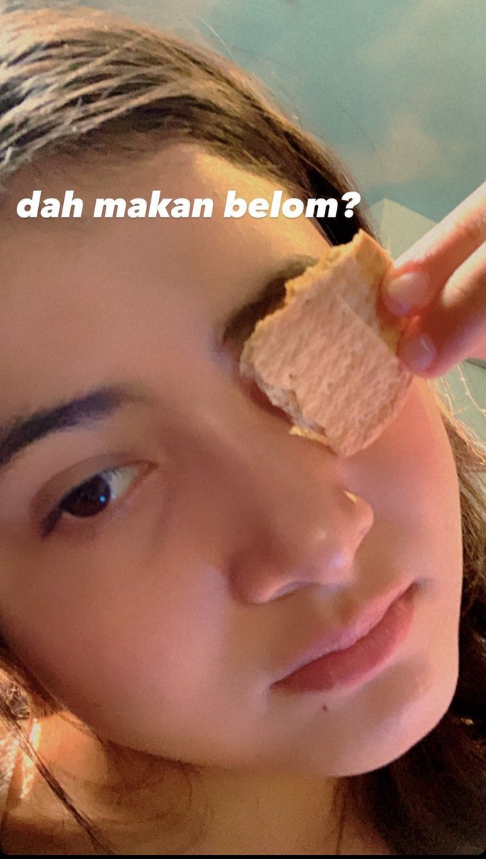 Kulineran Selebgram Cantik Bulan Sutena yang Disukai Maia Estianty