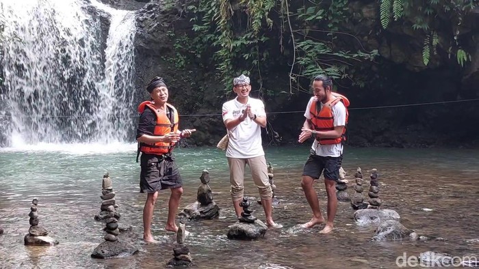 Kunjungan kerja Menteri Pariwisata dan Ekonomi Kreatif RI Sandiaga Uno di Desa Wisata Cibeusi, Kecamatan Ciater, Subang, Jumat (7/4/2023).