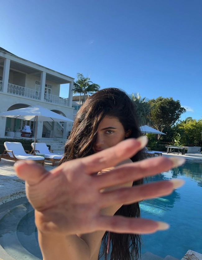 “Saya telah banyak mengubah penampilan saya. Sepertinya saya kini suka kulit yang lebih alami,” ujar Kylie Jenner, seperti dikutip dari Pagesix. Foto: Instagram/@kyliejenner