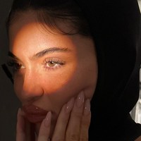 Kylie Jenner kini juga lebih suka mengaplikasikan riasan dengan tangan ketimbang menggunakan peralatan makeup. Foto: Instagram/@kyliejenner