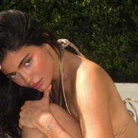 Kylie Jenner dulu dikenal dengan riasan wajah tebal dan glamor. Mulai dari alis, eyeshadow, foundation hingga lipstik diaplikasikan dengan gaya dramatis. Foto: Instagram/@kyliejenner