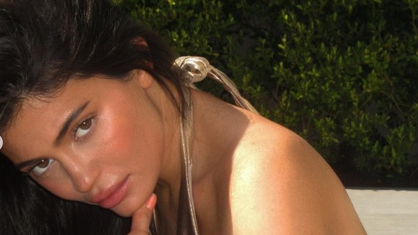 7 Potret Wajah Kylie Jenner yang Kini Suka Pakai Makeup Tipis, Lebih Natural