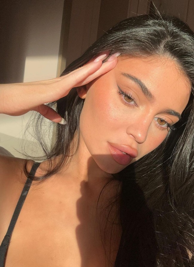 Belakangan ini pengusaha kosmetik tersebut tampil dengan wajah lebih natural. Dia memilih riasan tipis dan minimalis. Foto: Instagram/@kyliejenner