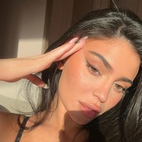 Belakangan ini pengusaha kosmetik tersebut tampil dengan wajah lebih natural. Dia memilih riasan tipis dan minimalis. Foto: Instagram/@kyliejenner