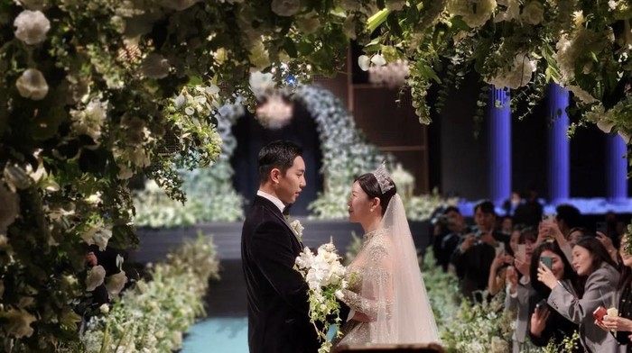 Lee Seung Gi dan Lee Da In resmi menikah.