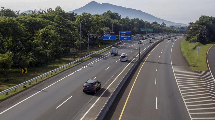 Libur Jumat Agung, Lalin di Puncak Lancar Sejumlah kendaraan melintas di jalur wisata Puncak yang lengang, Megamendung, Kabupaten Bogor, Jawa Barat, Jumat (7/4/2023). Menurut Sat Lantas Polres Bogor arus lalu lintas di jalur wisata Puncak, Kabupaten Bogor, pada momen libur panjang akhir pekan peringatan wafat Isa Almasih dan Jumat Agung, pagi hingga siang hari ini masih lancar, tidak ada peningkatan volume kendaraan yang signifikan di jalur wisata itu. ANTARA FOTO/Yulius Satria Wijaya/foc.