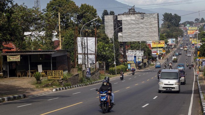 Libur Jumat Agung, Lalin di Puncak Lancar Sejumlah kendaraan melintas di jalur wisata Puncak yang lengang, Megamendung, Kabupaten Bogor, Jawa Barat, Jumat (7/4/2023). Menurut Sat Lantas Polres Bogor arus lalu lintas di jalur wisata Puncak, Kabupaten Bogor, pada momen libur panjang akhir pekan peringatan wafat Isa Almasih dan Jumat Agung, pagi hingga siang hari ini masih lancar, tidak ada peningkatan volume kendaraan yang signifikan di jalur wisata itu. ANTARA FOTO/Yulius Satria Wijaya/foc.