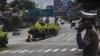 Sejumlah kendaraan melintas di jalur wisata Puncak yang lengang, Simpang Gadog, Ciawi, Kabupaten Bogor, Jawa Barat, Jumat (7/4/2023).