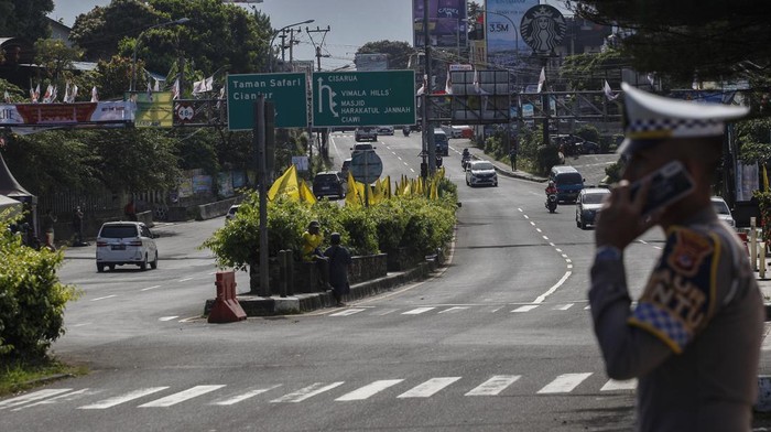 Libur Jumat Agung, Lalin di Puncak Lancar Sejumlah kendaraan melintas di jalur wisata Puncak yang lengang, Megamendung, Kabupaten Bogor, Jawa Barat, Jumat (7/4/2023). Menurut Sat Lantas Polres Bogor arus lalu lintas di jalur wisata Puncak, Kabupaten Bogor, pada momen libur panjang akhir pekan peringatan wafat Isa Almasih dan Jumat Agung, pagi hingga siang hari ini masih lancar, tidak ada peningkatan volume kendaraan yang signifikan di jalur wisata itu. ANTARA FOTO/Yulius Satria Wijaya/foc.