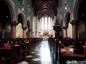 Suasana Khidmat Perayaan Jumat Agung di Gereja Katedral Jakarta