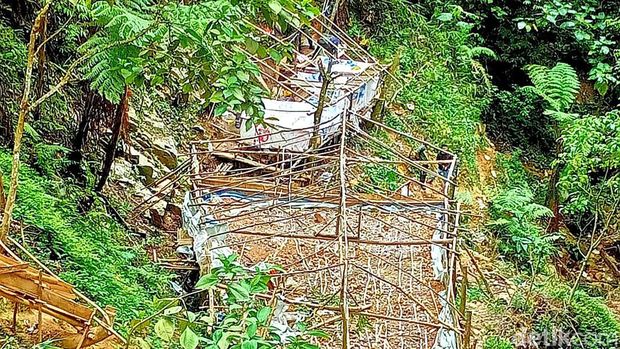 Lokasi perendaman batuan bahan emas dengan potasium sianida, di kawasan hutan lindung Gunung Sanggabuana