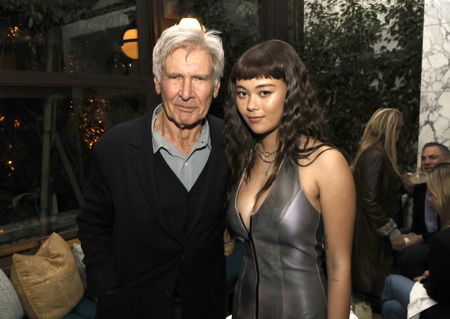 Apple TV belum ini mengumumkan akan melanjutkan serial Shrinking dengan musim keduanya. Serial bergenre komedi-drama tersebut menampilkan aktor kawakan Harrison Ford sebagai bintang utamanya. Tidak ketinggalan Lukita Maxwell, aktris 21 tahun kelahiran Indonesia.  (Foto: The Hollywood Reporter via Getty/Kevin Winter/GA)