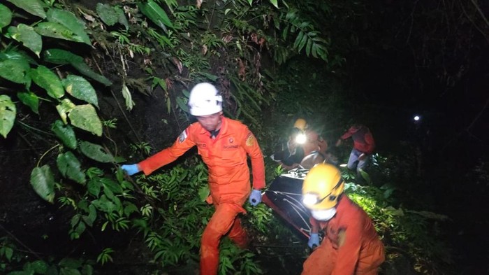 Pria lanjut usia (lansia) bernama Nasaruddin (75) di Kabupaten Mamuju, Sulawesi Barat (Sulbar) yang hilang di dalam hutan saat mencari kemiri ditemukan meninggal dunia.