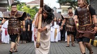 Prosesi tersebut mengisahkan peristiwa kesengsaraan Yesus yang disalib.