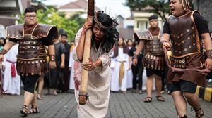 Melihat Prosesi Jumat Agung di Gereja Roh Kudus Surabaya