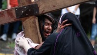 Umat Katolik Indonesia merayakan Jumat Agung bersama dengan umat Katolik Roma di seluruh dunia, menandai hari penyaliban Yesus Kristus.