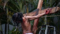 Umat Katolik Indonesia mengikuti peragaan ulang penyaliban Yesus Kristus dalam prosesi Jumat Agung di Gereja Roh Kudus pada 07 April 2023 di Surabaya, Indonesia.