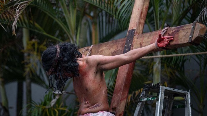 Melihat Prosesi Jumat Agung di Gereja Roh Kudus Surabaya SURABAYA, INDONESIA - APRIL 07: Indonesian Catholic devotees participate in a re-enactment of the crucifixion of Jesus Christ during a Good Friday procession at Roh Kudus Church on April 07, 2023 in Surabaya, Indonesia. Indonesian Catholics are celebrating Good Friday along with Roman Catholics around the world, marking the day Jesus Christ was crucified. (Photo by Robertus Pudyanto/Getty Images)