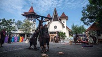 Perayaan Jumat Agung juga dilakukan di Gereja Katolik St Mikael, Surabaya, Jawa Timur, Jumat (7/4/2023). Juni Kriswanto/AFP via Getty Images.