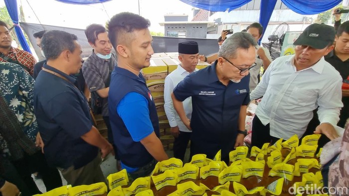 Mendag RI memborong minyak dan gula di Pasar Murah Surabaya