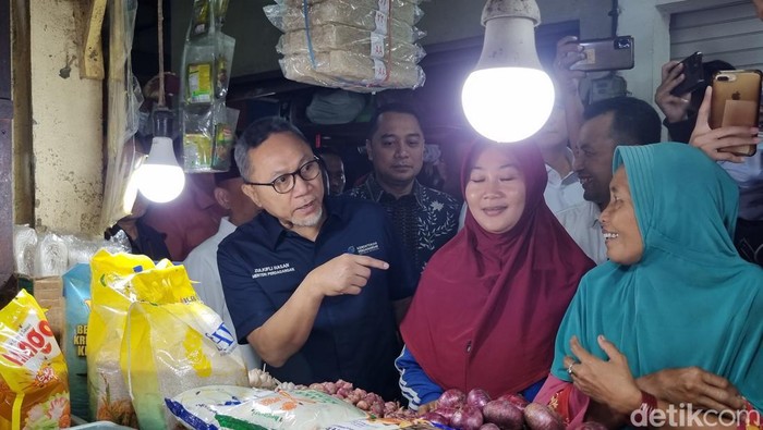 Mendag Zulkifli Hasan saat meninjau Pasar Wonokromo Surabaya