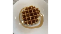 Penasaran dengan sarapan model? Sofia Richie pernah menunjukkan santapan paginya berupa waffle mungil bertabur topping sirup maple.