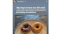 Jessica Biel sepertinya sedang ingin memanjakan diri. Buktinya ia pilih sarapan telur dan alpukat, bacon, serta 2 donat. Nyamm nyamm!