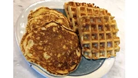 Penyanyi John Legend menikmati pancake dan waffle untuk memulai hari. Ia mengatakan waffle adalah menu pesanan anaknya, Luna.