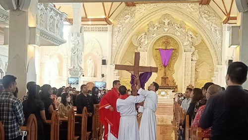Misa Jumat Agung di Gereja Katolik Roh Kudus Katedral Keuskupan Denpasar, Jumat (7/4/2023).
