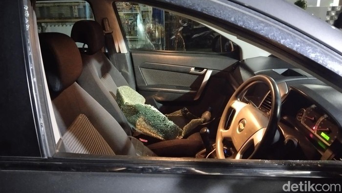 Mobil milik wartawan usai dibobol maling di Bandung, Kamis (6/4/2023).