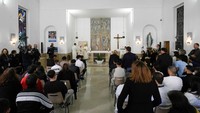 Paus Fransiskus memimpin Misa yang disiarkan langsung bagi lebih dari 80 narapidana, keluarga, staf, dan penjaga di kapel pusat penahanan remaja Casal del Marmo di pinggiran kota Roma, Italia, Kamis (6/4/2023).